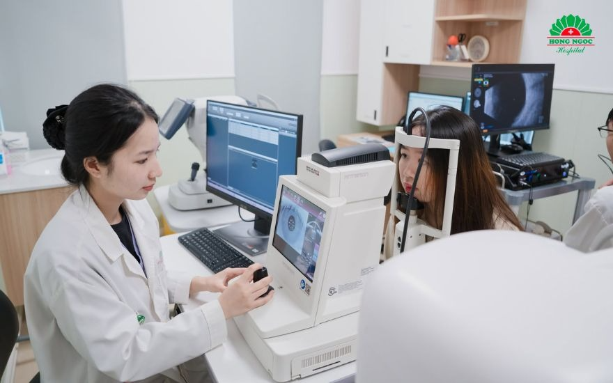 Người bệnh cần đi khám chuyên khoa ngay khi mắt lồi đi kèm triệu chứng khô rát và nhìn đôi.