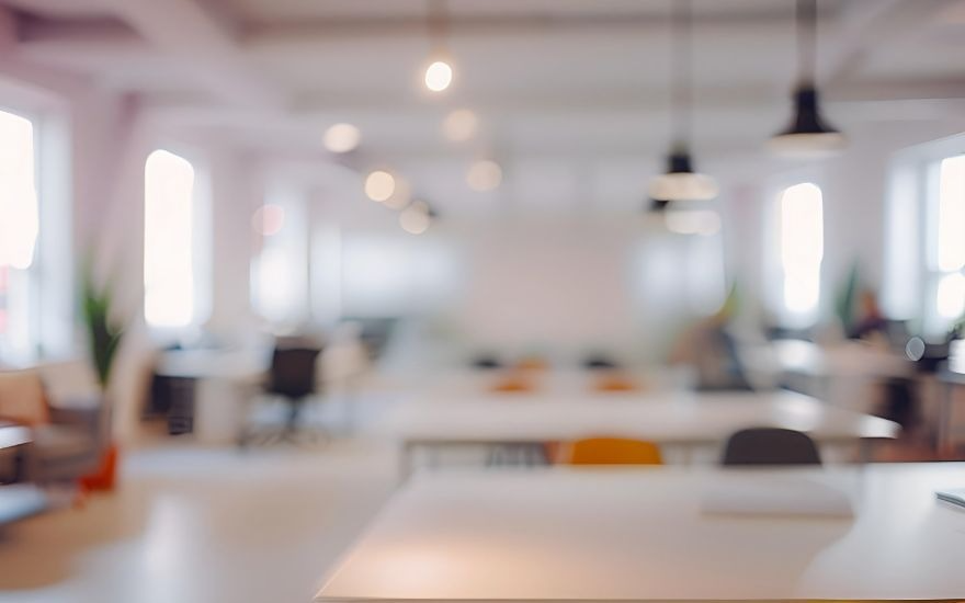 Tầm nhìn mất đi độ sắc nét và khó lấy nét khi thay đổi khoảng cách là biểu hiện rõ rệt của tình trạng suy giảm thị lực