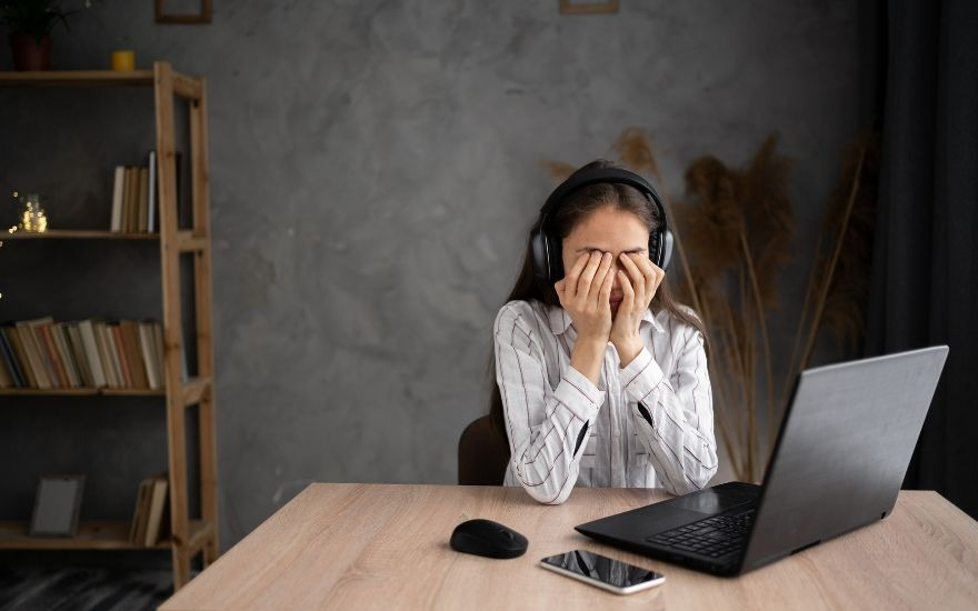 Tập trung vào màn hình thiết bị điện tử trong thời gian dài là nguyên nhân hàng đầu gây ra hội chứng thị giác màn hình.