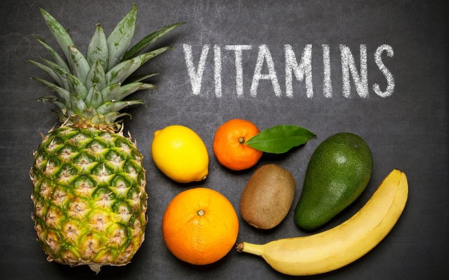Chế độ ăn thiếu hụt các vi chất thiết yếu như Vitamin và Omega-3 làm giảm sức đề kháng tự nhiên của mắt.