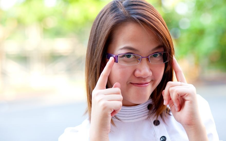 Trang bị kính chống bức xạ và kính râm đạt tiêu chuẩn chống tia cực tím để bảo vệ bề mặt mắt khi hoạt động ngoài trời.