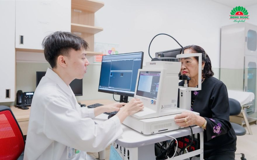 Hệ thống chẩn đoán hình ảnh tiên tiến tại Trung tâm Mắt Hồng Ngọc hỗ trợ bác sĩ tầm soát chính xác nguyên nhân gây suy giảm chức năng mắt.