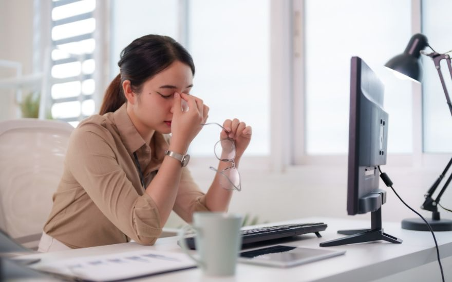 Làm việc liên tục với màn hình điện tử kết hợp thiếu ngủ là nguyên nhân hàng đầu gây suy nhược cơ thể và nhức mỏi mắt.
