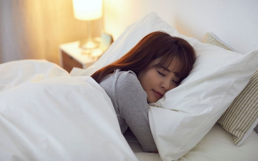 Tuân thủ quy tắc 20-20-20 và duy trì giấc ngủ chất lượng giúp hệ thần kinh trung ương và đôi mắt được thư giãn tối đa.