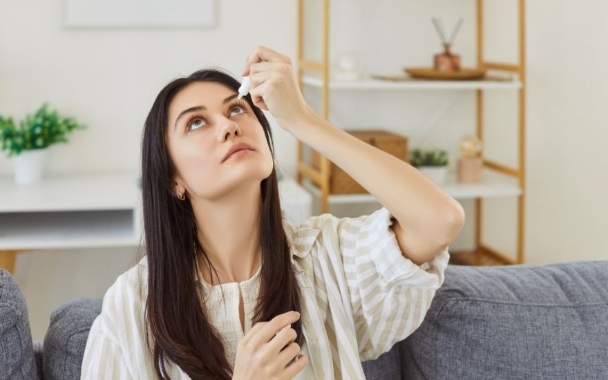 Sử dụng nước mắt nhân tạo chuẩn y khoa và chườm ấm mi mắt là biện pháp hỗ trợ cấp ẩm và làm dịu nhãn cầu an toàn, hiệu quả.