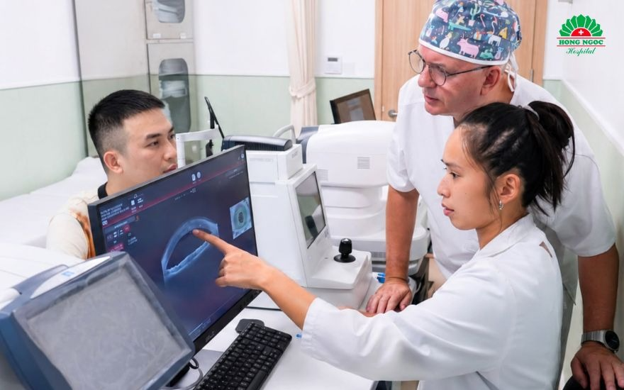 Bác sĩ nhãn khoa tiến hành kiểm tra mức độ tổn thương bề mặt nhãn cầu sau khi bệnh nhân gặp tai nạn lao động.
