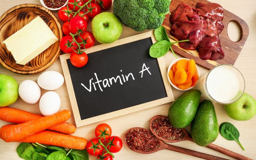 Chế độ dinh dưỡng thiếu hụt vitamin A kéo dài làm tăng nguy cơ khô mắt và nhuyễn hóa giác mạc.