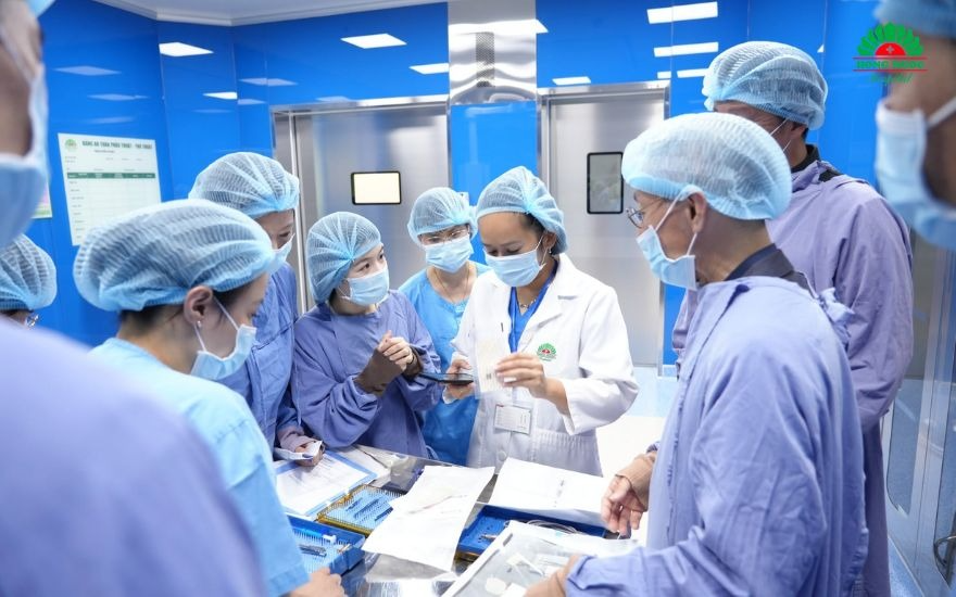 Đội ngũ chuyên gia nhãn khoa giàu kinh nghiệm trực tiếp thăm khám và tư vấn phác đồ điều trị cho từng người bệnh.