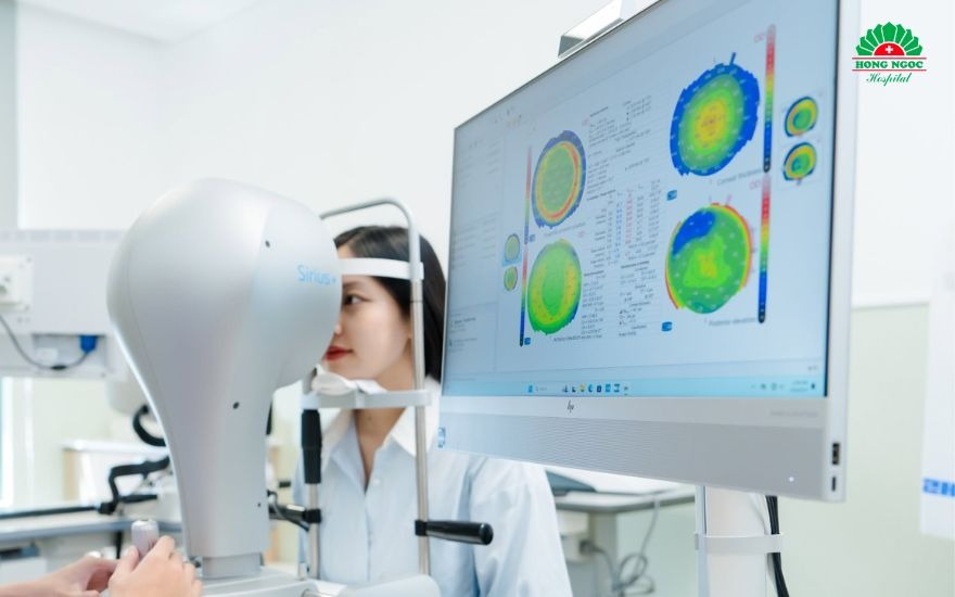 Hệ thống chụp bản đồ giác mạc giúp bác sĩ phân tích chi tiết độ dày và cấu trúc của bề mặt nhãn cầu.