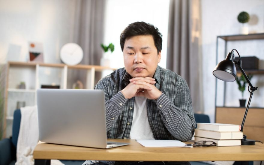 Ngồi làm việc sai tư thế và duy trì khoảng cách nhìn cố định quá lâu khiến hệ thống cơ mắt bị quá tải.