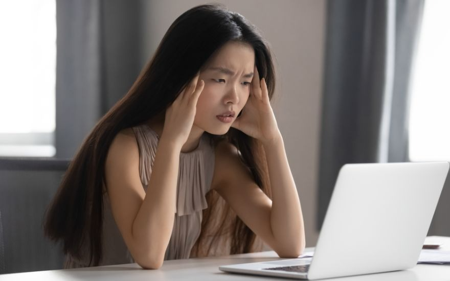 Mắt khó lấy nét và mờ dần về cuối ngày là dấu hiệu điển hình của tình trạng rối loạn điều tiết.
