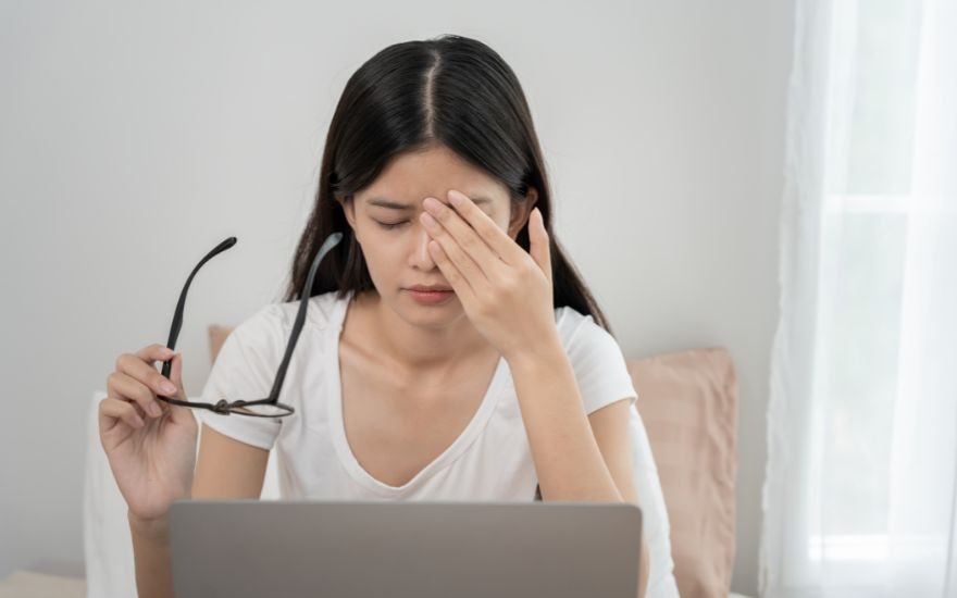 Bề mặt nhãn cầu bị tổn thương sẽ gây ra hiện tượng mắt bị khô, nhức, đỏ ngầu và sợ ánh sáng.