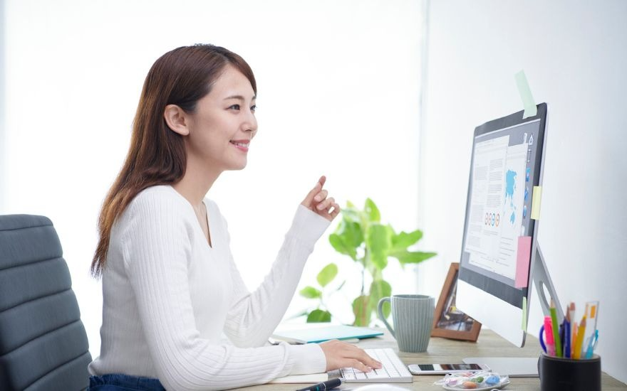 Tuân thủ nguyên tắc 20-20-20 là phương pháp đơn giản nhưng cực kỳ hiệu quả để thư giãn mắt tại nơi làm việc.
