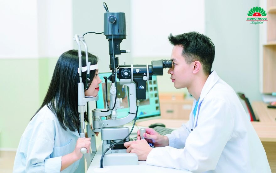 Khám mắt định kỳ tại Trung tâm Mắt Hồng Ngọc giúp bạn tầm soát sớm và chính xác các tổn thương do bức xạ màn hình.