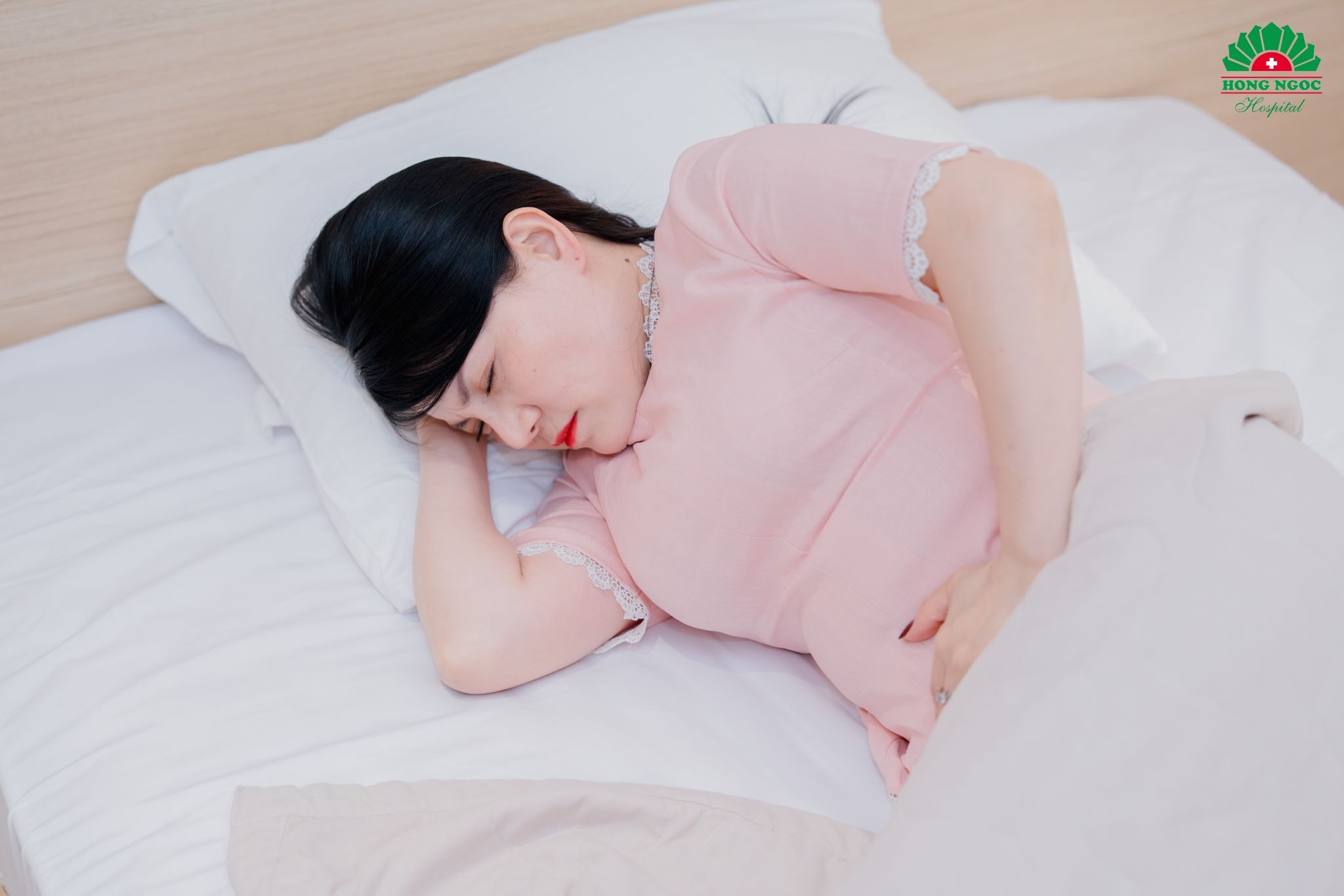 Sốt hoặc đau âm ỉ vùng bụng dưới là một trong những dấu hiệu của bệnh viêm phụ khoa.