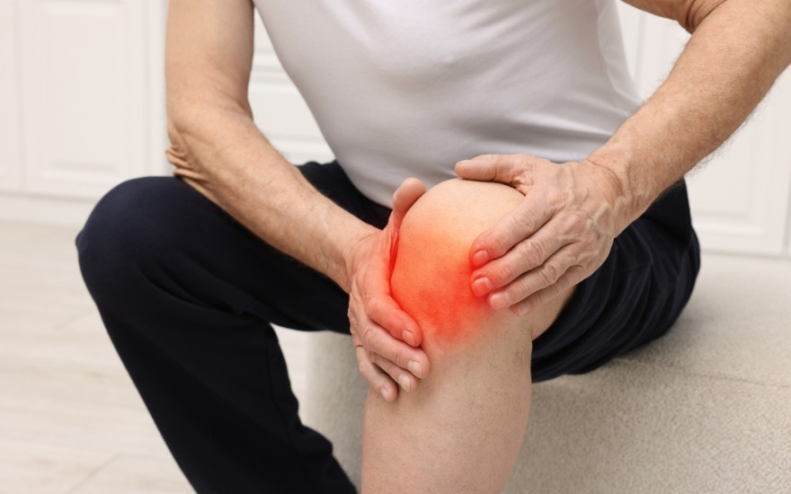 Khớp sưng đỏ có thể là biểu hiện của viêm khớp