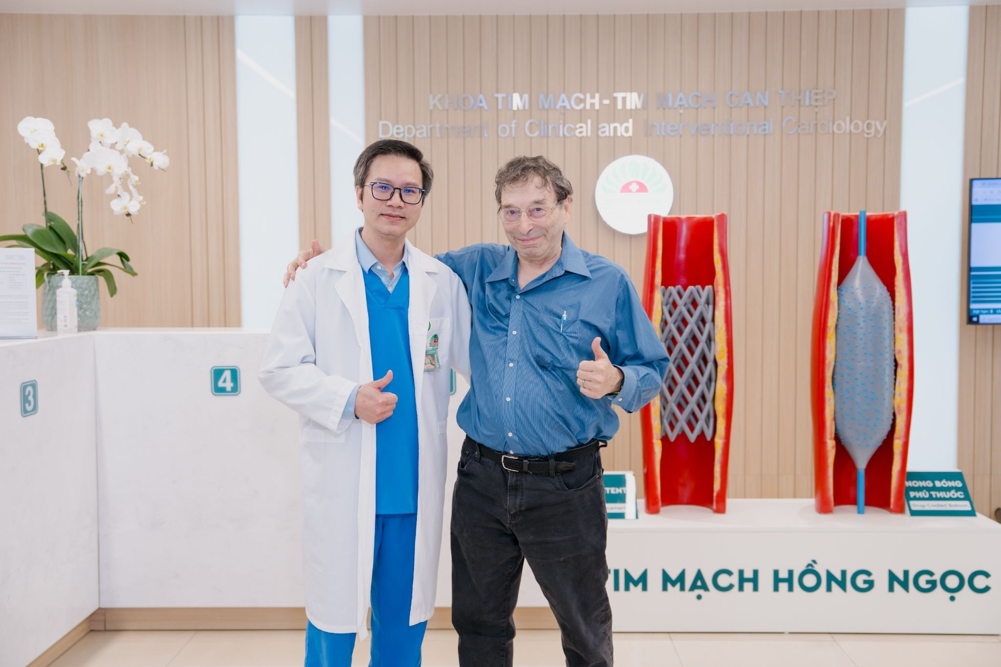 Giáo sư người Đức tin tưởng điều trị can thiệp động mạch cảnh cùng trưởng khoa Nguyễn Văn Hải.