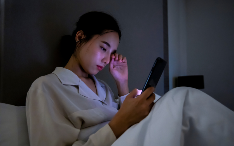 长时间使用手机伤眼吗?眼睛受到影响的常见信号