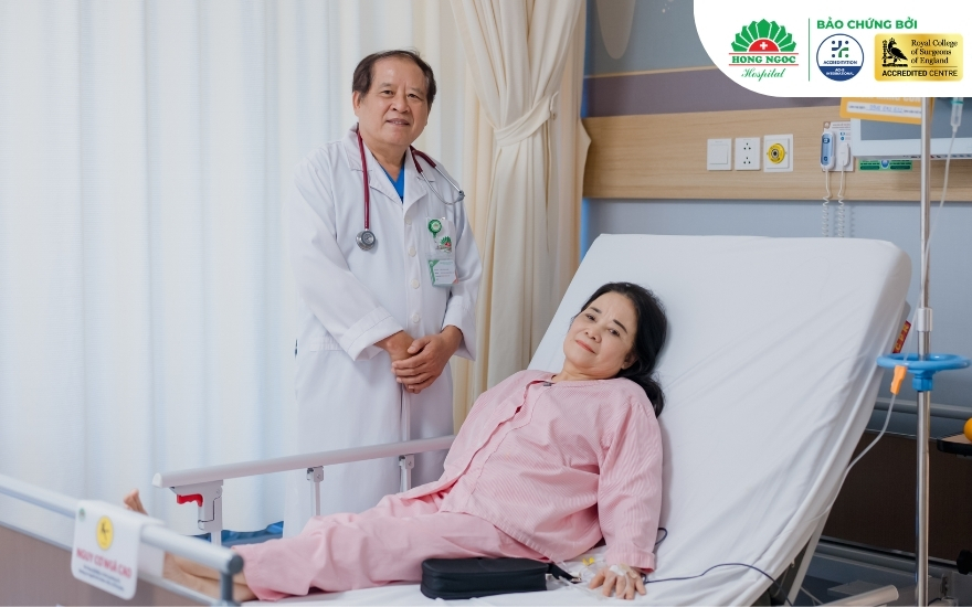 PGS.TS.BS Trần Trọng Kiểm thăm khám và thăm hỏi bệnh nhân sau phẫu thuật 
