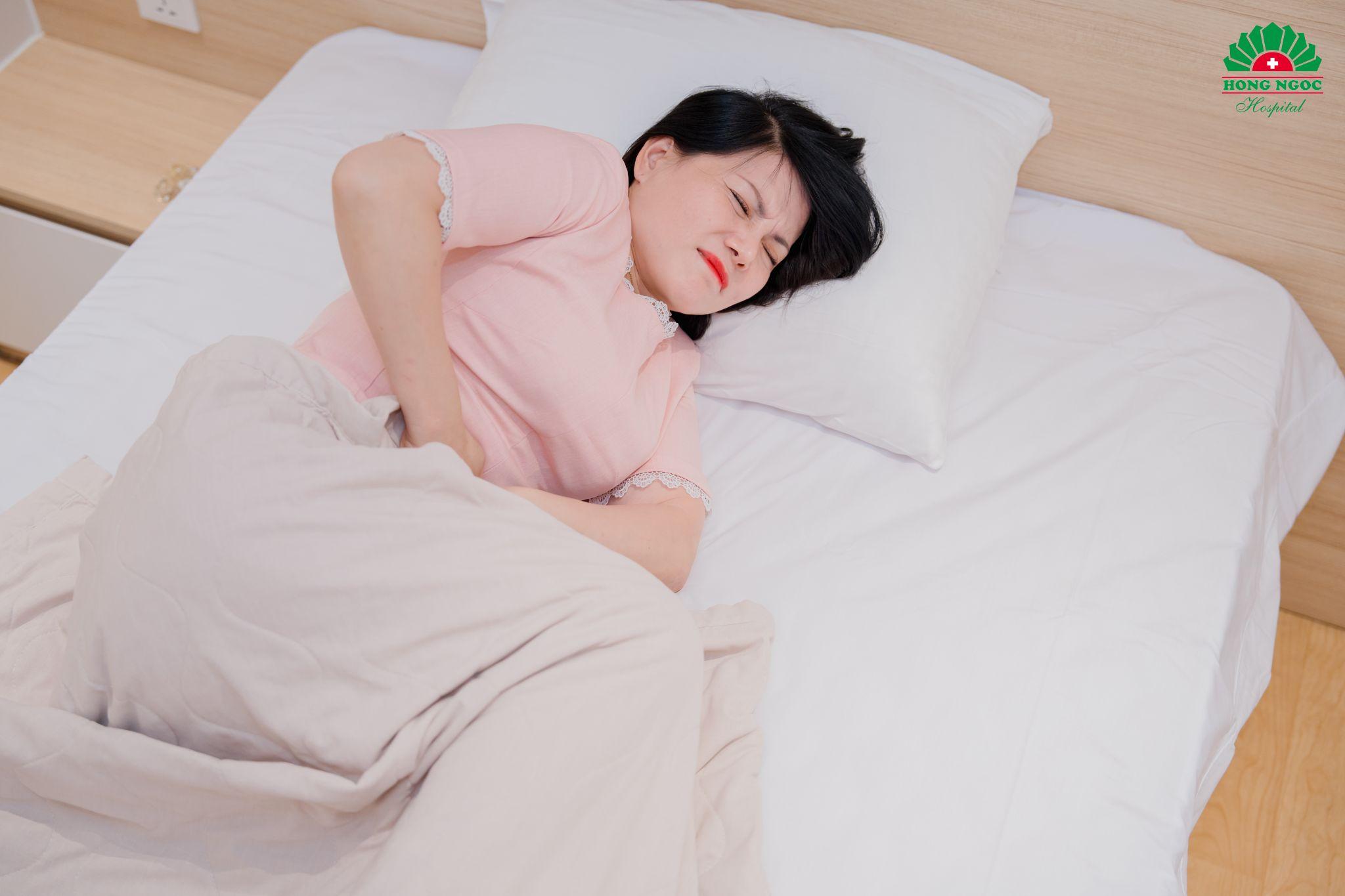 Khi có dấu hiệu đau vùng bụng dưới kéo dài, chị em nên thăm khám phụ khoa sớm
