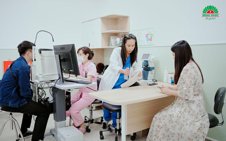 Thị lực suy giảm không rõ nguyên nhân, xuất hiện đốm trắng bất thường hay đau cộm dữ dội là những