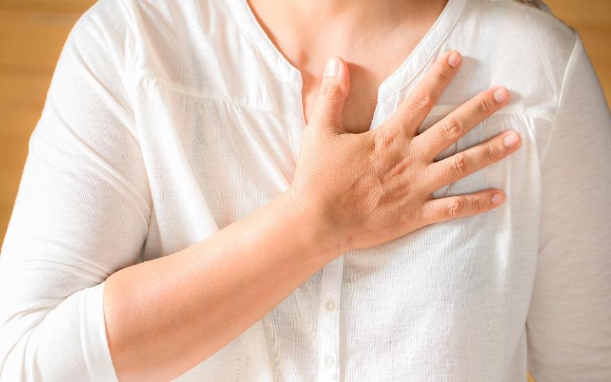 Khi xuất hiện những cơn đau ngực, khó thở khi gắng sức cảnh báo mỡ máu cao gây biến chứng tim mạch