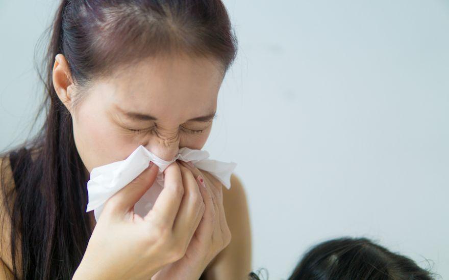 Tình trạng viêm mũi dị ứng kéo dài có thể gây ứ đọng tuần hoàn máu tĩnh mạch ở khu vực dưới mắt.