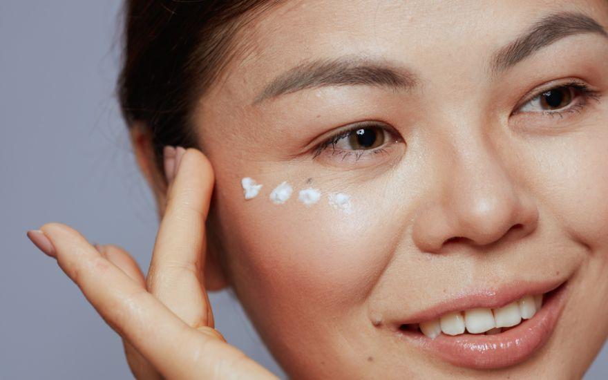 Người bệnh nên sử dụng các loại kem dưỡng mắt có chứa thành phần làm sáng da và bôi kem chống nắng đều đặn.