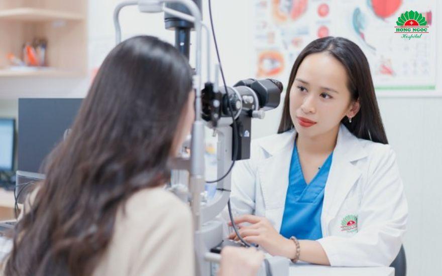 Bác sĩ nhãn khoa kiểm tra các chỉ số sinh trắc học để xác định người bệnh có đủ điều kiện phẫu thuật hay không