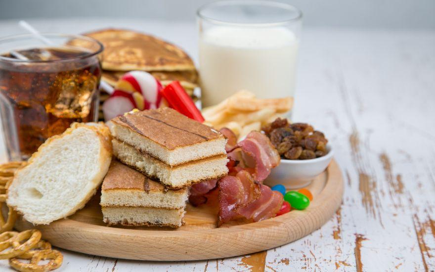 Mổ Phaco kiêng gì - Đồ ngọt và thực phẩm chứa nhiều đường tinh luyện làm chậm quá trình lành thương sau mổ