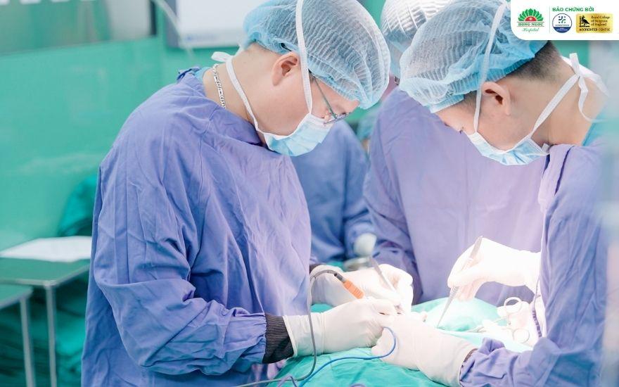 Phẫu thuật cắt tuyến giáp giúp người bệnh loại bỏ triệt để các khối u ác tính hoặc bướu giáp kích thước lớn gây chèn ép.