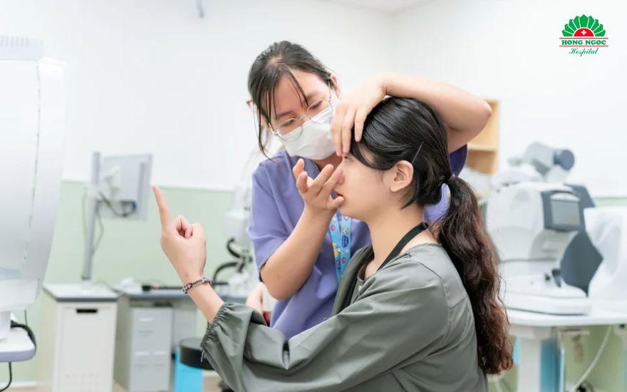 Hãy đến bệnh viện ngay nếu nốt mụn đi kèm triệu chứng sưng húp, đau nhức dữ dội hoặc khiến mắt nhìn mờ.