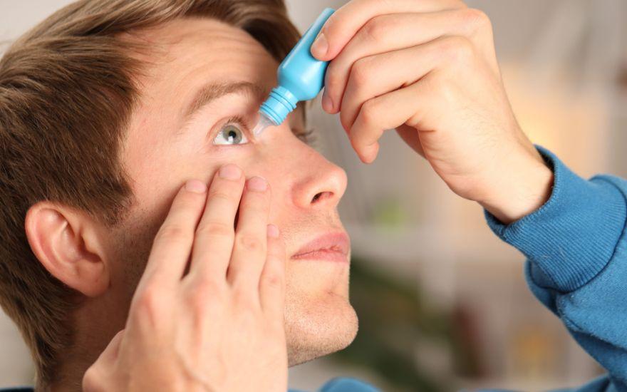 Tra mỡ bôi trơn mắt trước khi ngủ giúp duy trì màng phim nước mắt ổn định.