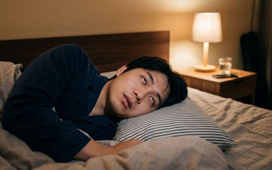 Liệt dây thần kinh số VII và phẫu thuật cắt mí hỏng là những nguyên nhân phổ biến khiến mi mắt không thể khép kín.