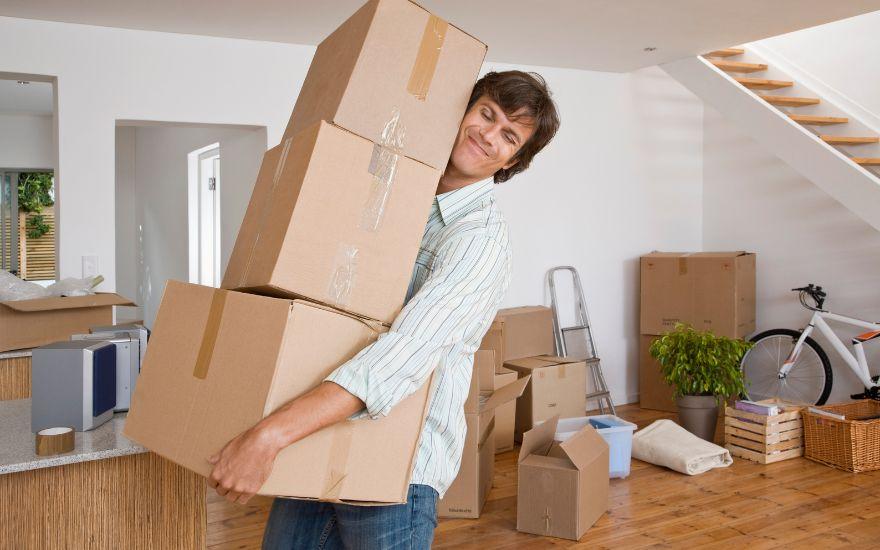 Người bệnh cần tránh các tư thế cúi gập đầu sâu hoặc mang vác vật nặng để ổn định nhãn áp