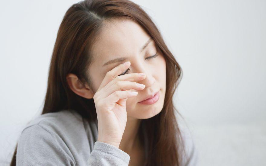Người bệnh cần tránh đưa tay lên dụi mắt để hạn chế nguy cơ xô lệch vết mổ hoặc nhiễm trùng