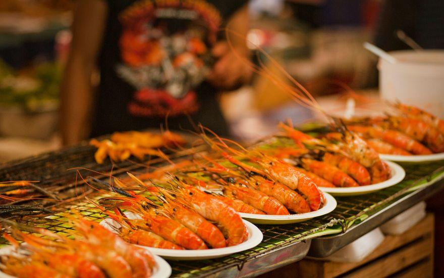 Người bệnh có cơ địa nhạy cảm nên tránh các loại thực phẩm lạ để phòng ngừa dị ứng vùng mắt