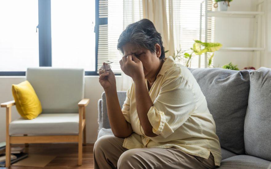 Tình trạng mờ mắt kéo dài có thể là dấu hiệu cảnh báo các bệnh lý phức tạp ở tuổi già như đục thủy tinh thể hay tổn thương võng mạc.