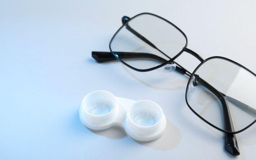 Thực hiện quy tắc 20-20-20 và đeo loại kính phù hợp là giải pháp tối ưu giúp giảm áp lực điều tiết, mang lại tầm nhìn sắc nét.
