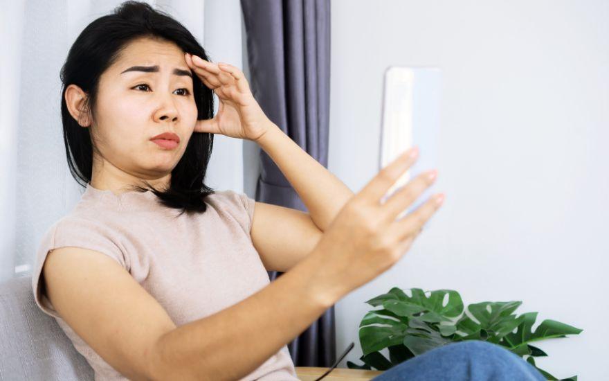 Ở người mắc tật viễn thị, đôi mắt phải liên tục tăng cường điều tiết để nhìn rõ các chi tiết ở cự ly gần, dễ dẫn đến tình trạng căng thẳng và nhức mỏi.