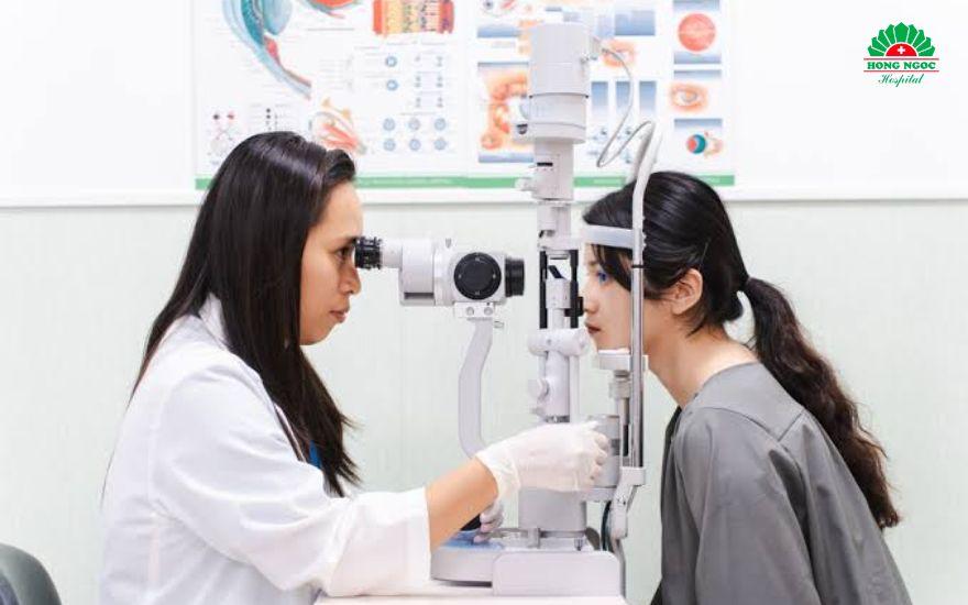 Việc thăm khám chuyên sâu bằng hệ thống thiết bị tân tiến tại Bệnh viện Đa khoa Hồng Ngọc giúp bác sĩ chẩn đoán chính xác nguyên nhân gây mờ mắt