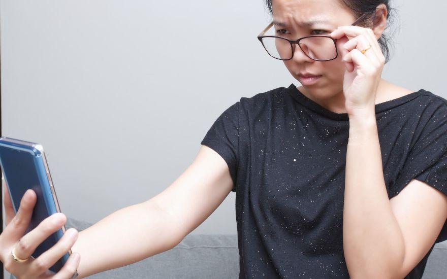 Khó lấy nét chữ nhỏ, mỏi mắt hay phải đưa điện thoại ra xa là những dấu hiệu điển hình của việc suy giảm thị lực khi nhìn gần.