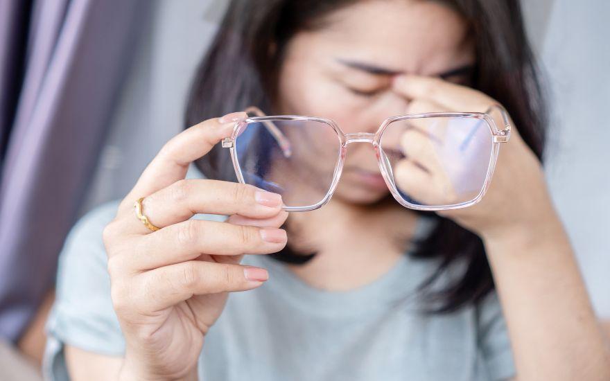 Tập trung nhìn gần quá lâu có thể khiến cơ điều tiết của mắt bị 