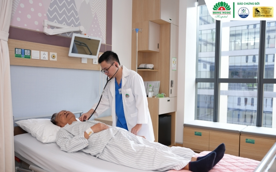 Bác sĩ BVĐK Hồng Ngọc kiểm tra sau khi bệnh nhân đặt stent mạch vành