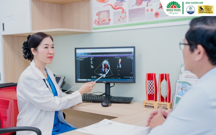 Bác sĩ đọc kết quả và tư vấn cho bệnh nhân tim mạch tại BVĐK Hồng Ngọc