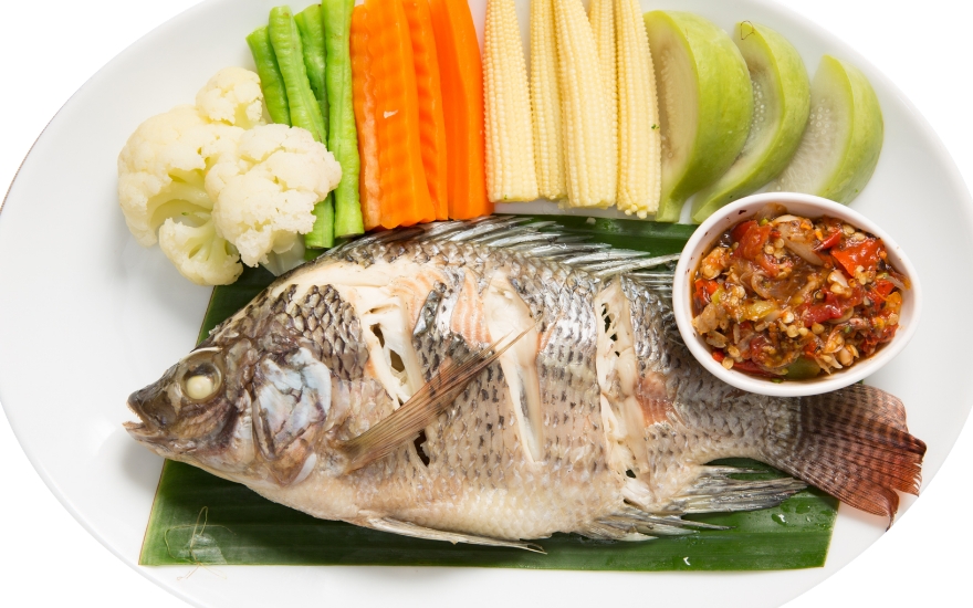 Món cá hấp hạn chế dầu mỡ phù hợp bệnh nhân tăng huyết áp