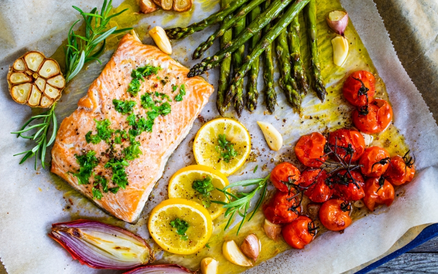 ca-hoi-ap-chao.jpg Cá hồi là một trong những nguồn vitamin D tự nhiên dồi dào.