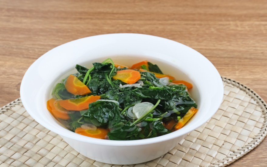 Rau xanh trong món canh cung cấp chất xơ, kali, magie và nhiều vi chất có lợi   cho sức khỏe tim mạch