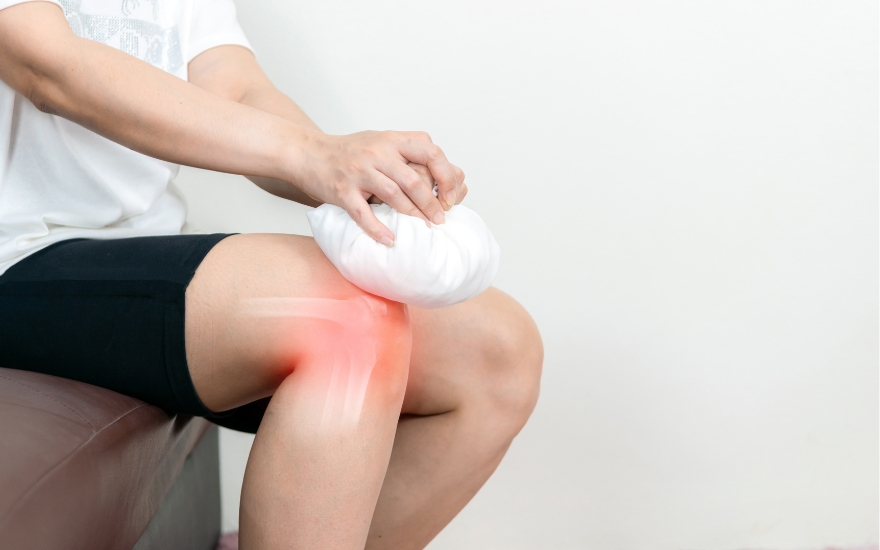Chườm lạnh hỗ trợ giảm đau khớp khi chạy bộ
