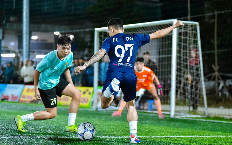 da-bong.jpg Đau khớp gối xuất hiện sau pha xoay vặn gối, đổi hướng đột ngột hoặc va chạm mạnh.